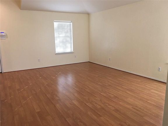 4th image of 1913 Livingston Ln