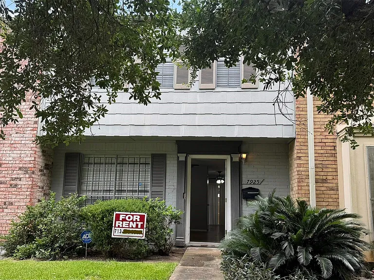 7925 Grove Ridge Dr — Photo 2