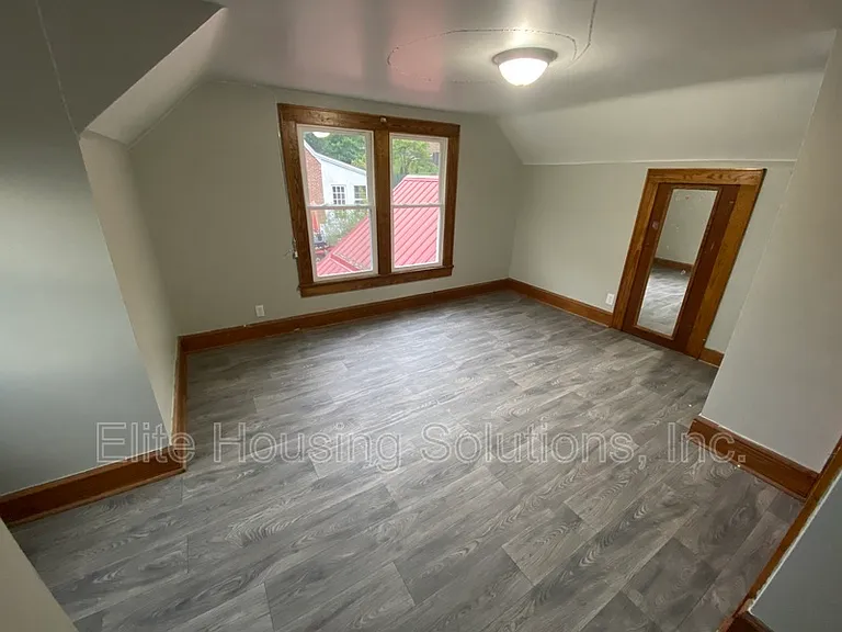 765 N 8th St — Photo 14