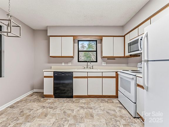 3rd image of 102 Abbey Cir