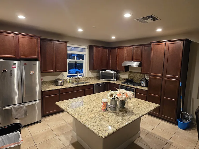 1715 Vine St — Photo 4