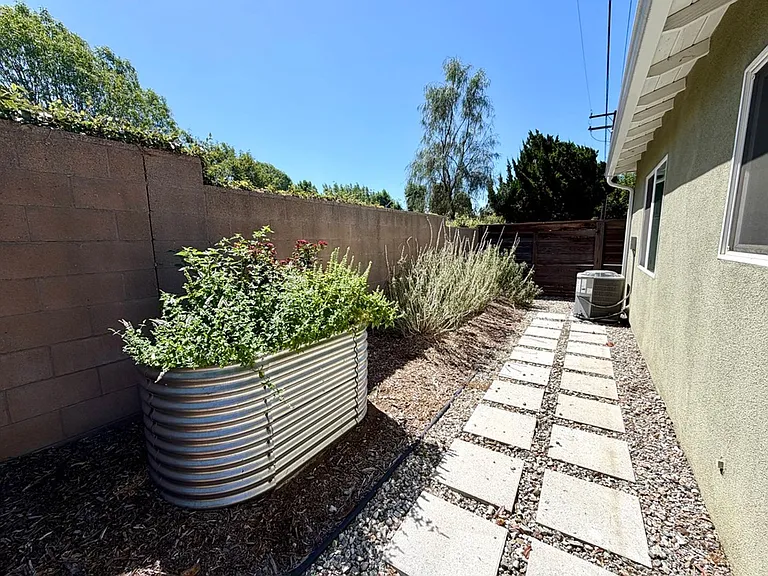 140 Princeton Ave — Photo 16