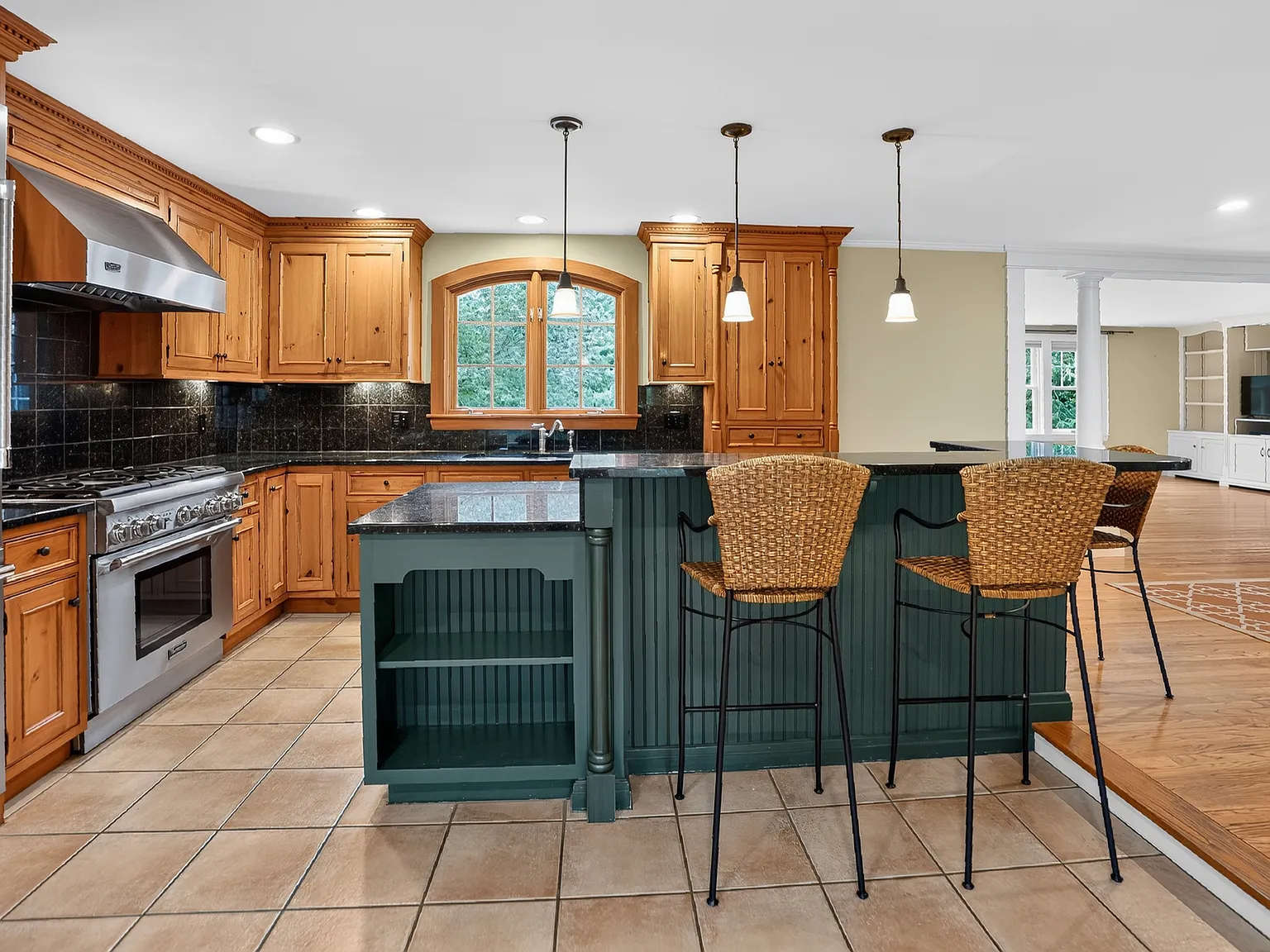 4 bed, 4200 sqft, $7,000 — Photo 2