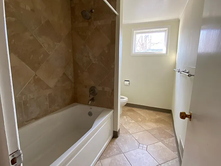 805 W Ferry St — Photo 5