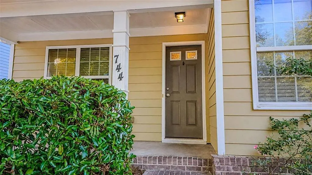 3 bed, 2.0 bath, 1306 sqft, $1,900 — Photo 4
