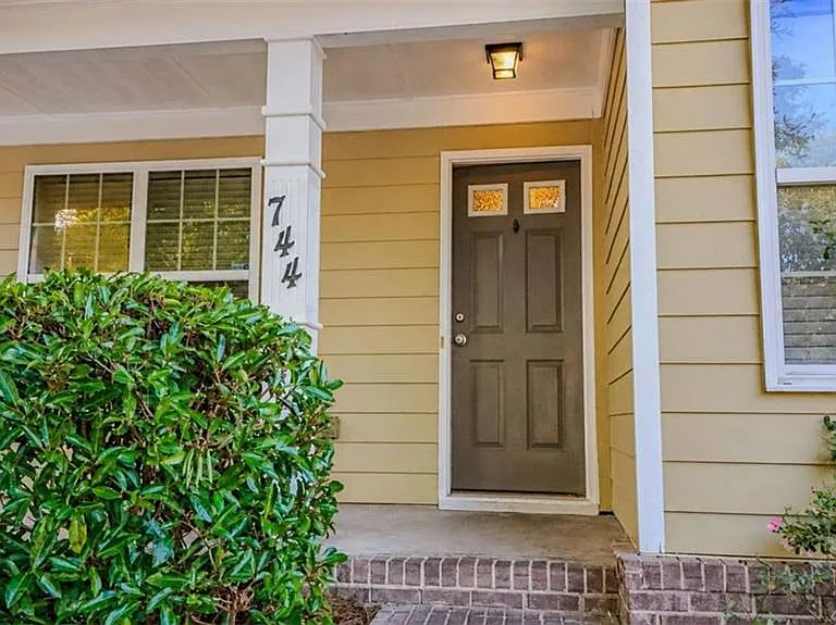 744 W Vincent Dr — Photo 4
