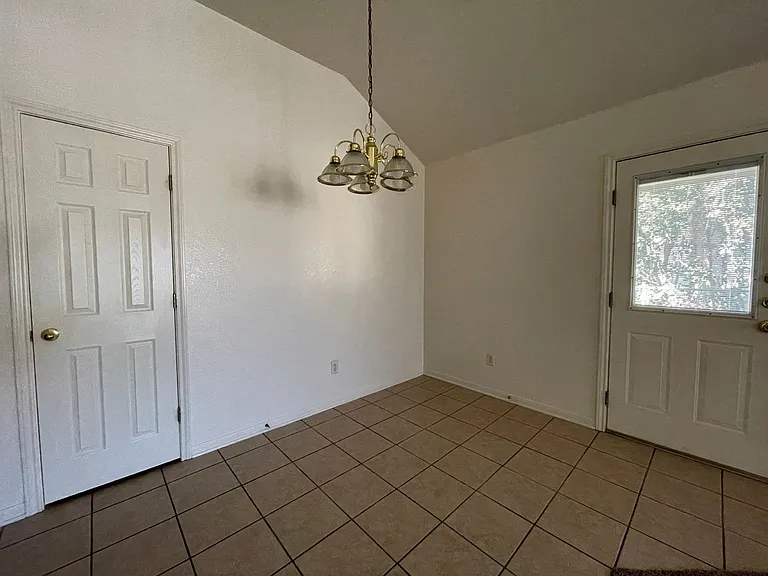 4800 John David Dr — Photo 5