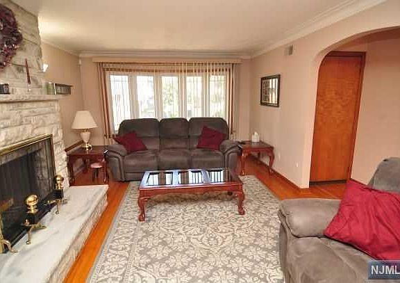 4th image of 202 Banta Ave