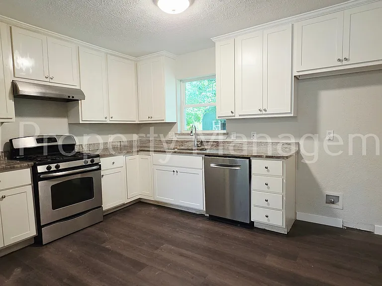 314 16th St W — Photo 3