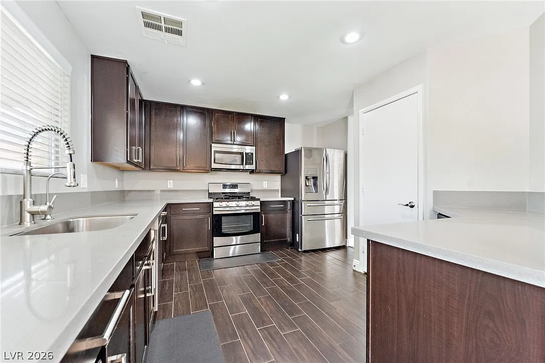 4 bed, 2.5 bath, 1614 sqft, $2,335 — Photo 2