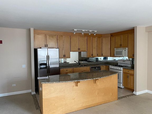 4th image of 33 W Ontario St APT 14H
