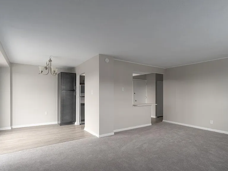 Courtside Square Apartments and Suites — Photo 6
