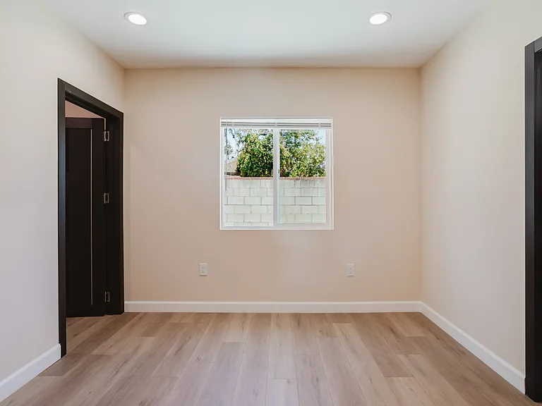6550 Beeman Ave — Photo 16