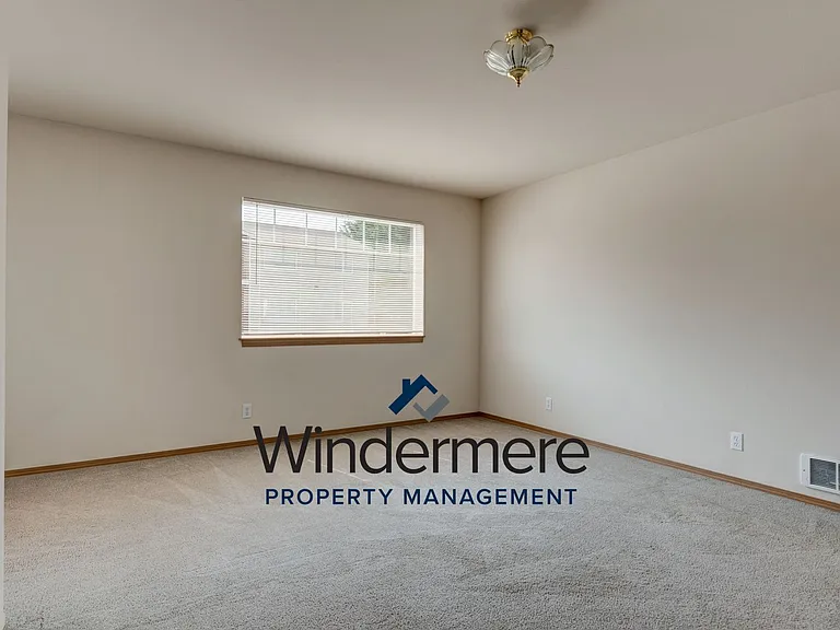1401 : 1385 NW Elwha St — Photo 12