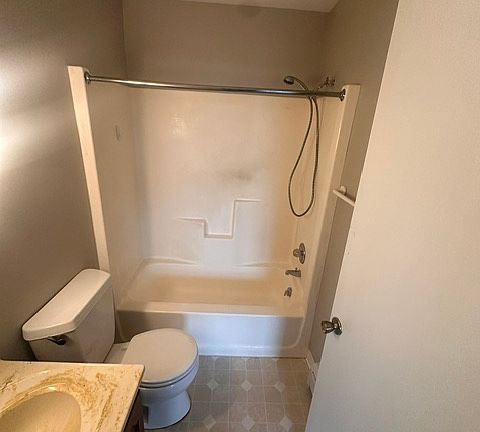 5th image of 620 Everett St #20