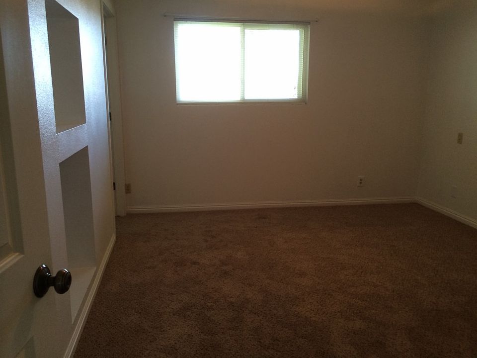 2nd image of 836 E Colony Cir
