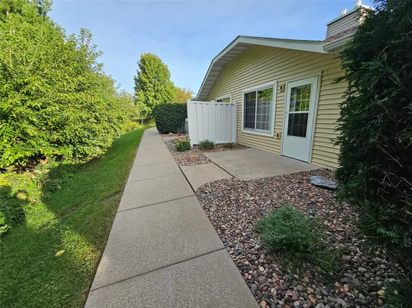 3330 S Robin Meadows Lane #3330, Eau Claire, WI 54701