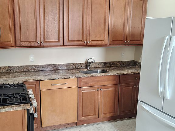 3rd image of 218 Belmont Ave Floor 1