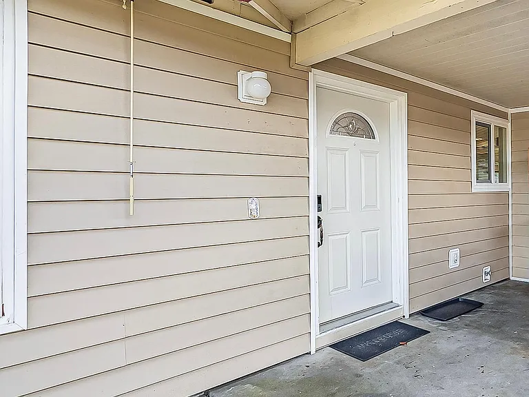 8419 Quinault Dr NE — Photo 2