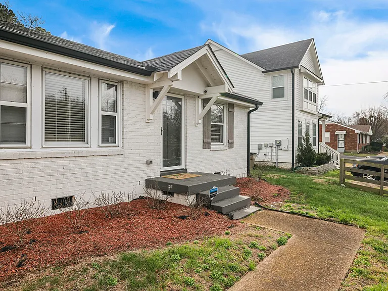 3826 E Ridge Dr — Photo 1
