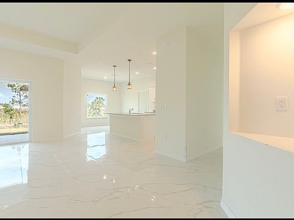 4th image of 4323 NE 11th Ave