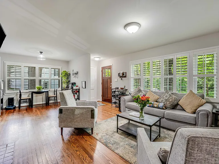 1911 Paul Spring Pkwy — Photo 15