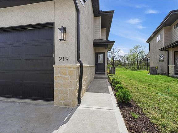 4th image of 210 NW Orchard Ct