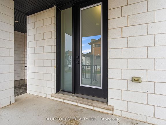 5th image of 933 Sarnia Rd