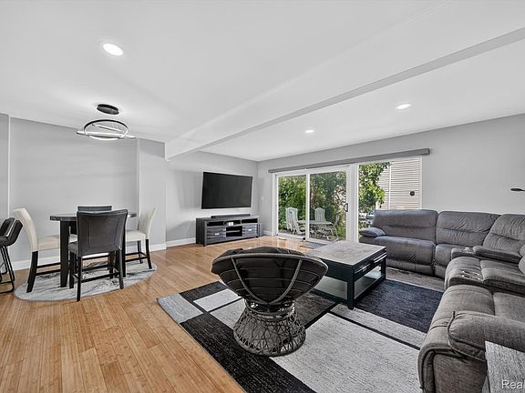 4th image of 761 Kirts Blvd