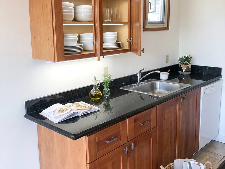 6408 Phinney - Located at the top of Phinney Ridge — Photo 15