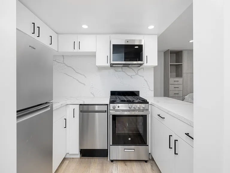 The Roscomare Apartments — Photo 18