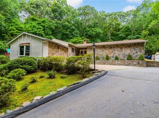 31 Lakes Pond Rd, Waterford, CT 06385