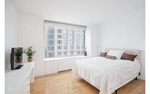 Sold by Douglas Elliman | media 16