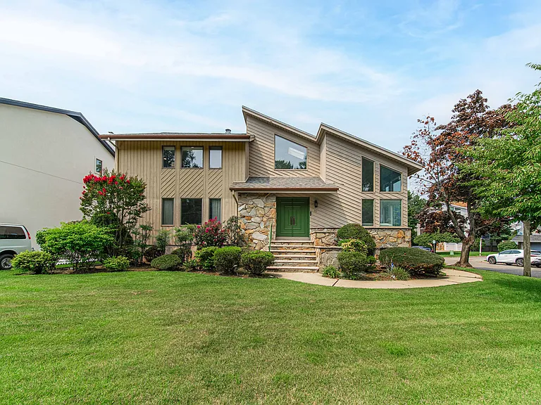COMMUTER'S DREAM HOME IN ENGLEWOOD CLIFFS!