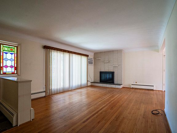 5th image of 16184 Southampton St