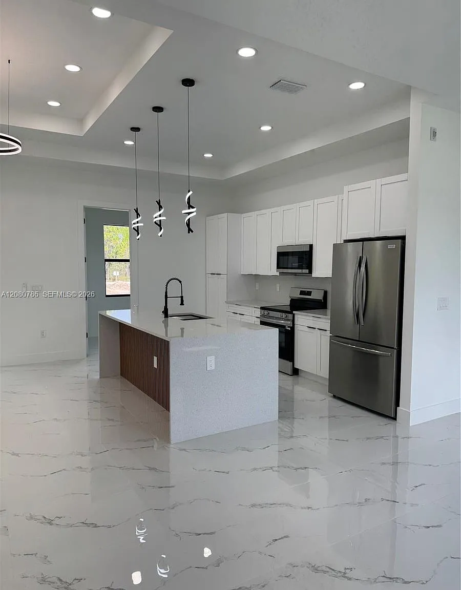 3 bed, 2.0 bath, 1474 sqft, $2,000 — Photo 1