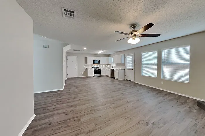 3 bed, 2.5 bath, 2132 sqft, $2,150 — Photo 4