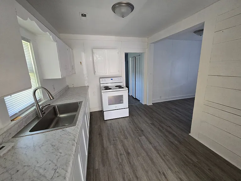 539 NE Lake St — Photo 2