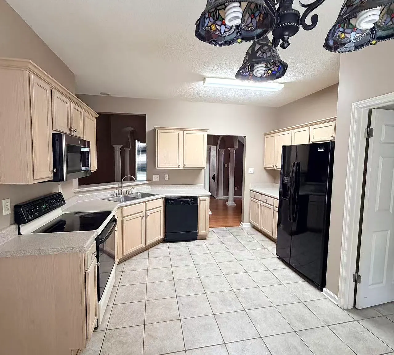 3 bed, 2.5 bath, 2105 sqft, $1,995 — Photo 4