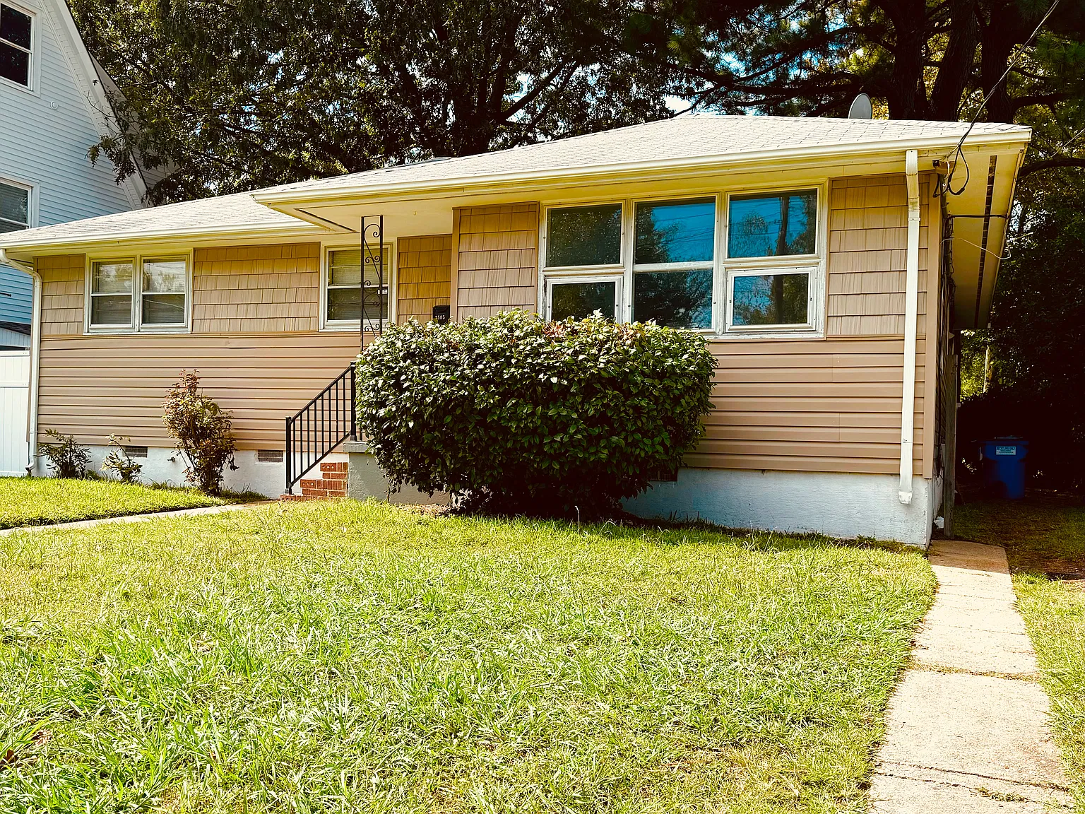 3 bed, 1100 sqft, $2,100 — Photo 1