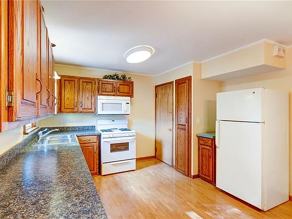 5th image of 28704 Gilchrist Dr