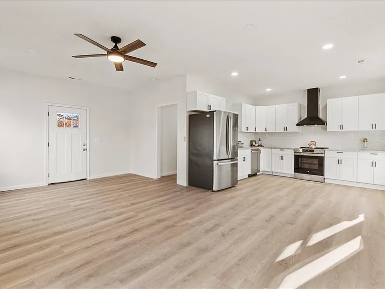 814 Biddle St — Photo 6