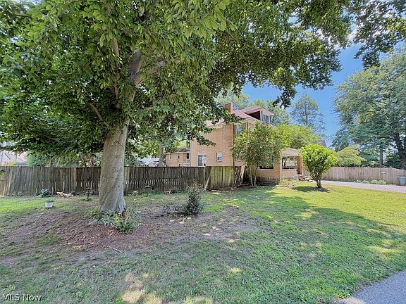 3rd image of 2714 Riverview Dr