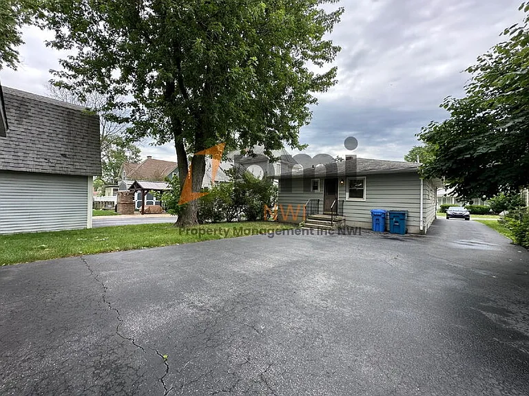 408 E Clark St — Photo 22