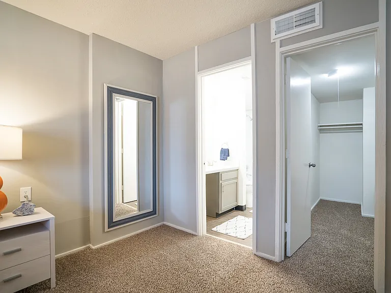 Bedroom Full Bath & Walk-in Closet | Apartments For Rent Maryland Heights Missouri | Haven on The Lake