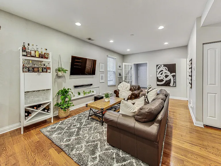 1818 W Superior St #2R — Photo 11