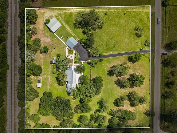 4th image of 402 Smith Rd