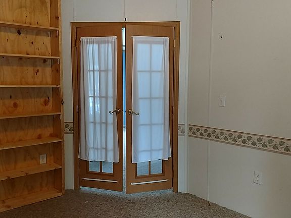 4th image of 63 Cheryl Dr