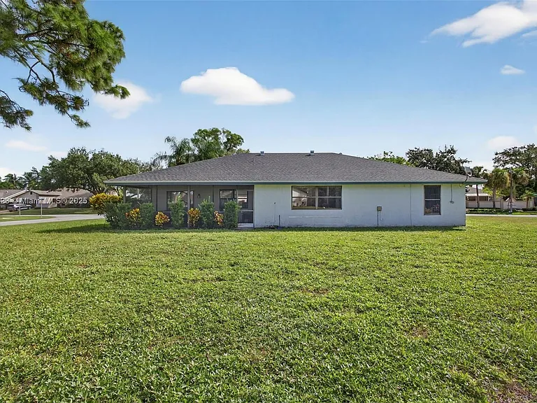 100 Miramar Ave — Photo 32
