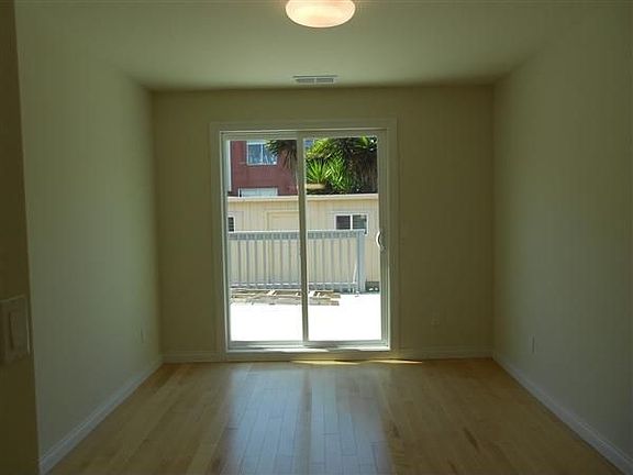5th image of 1059 Hollister Ave